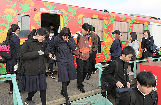 【山形県】運転士不足で減便の長井線、朝の通学時大混雑　「毎日は大変」高校生ため息